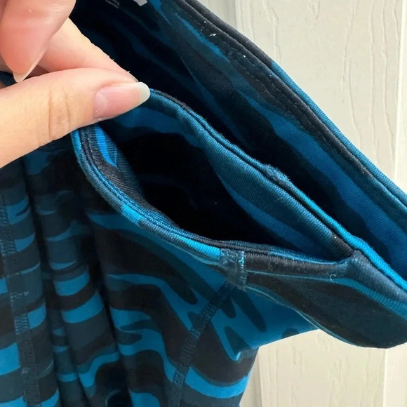 Old Navy Active Go-Dry Leggings Blue Army Print - Picture 6 of 6